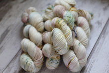 Load image into Gallery viewer, White Way of Delight • Alfalfa Base • Ready to Ship